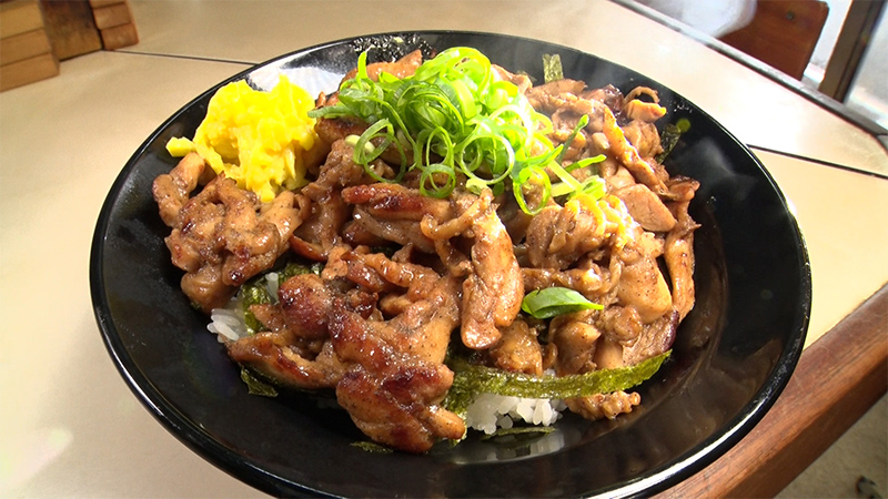 旅サラダ　かしわバター丼　武内食堂
